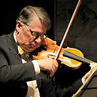 Philip Setzer performs a piece of classical music on his violin.